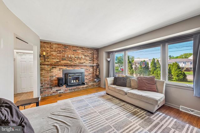 2 FLAMINGO RD, Hatboro, PA 19040