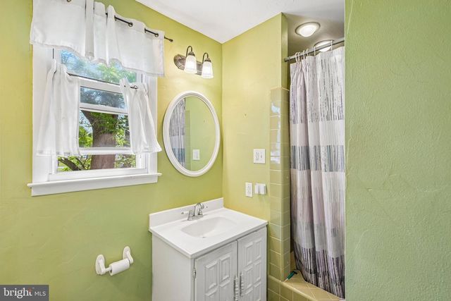 2 FLAMINGO RD, Hatboro, PA 19040