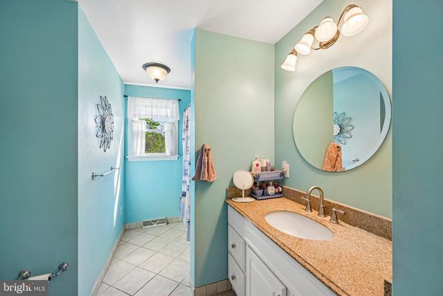 2 FLAMINGO RD, Hatboro, PA 19040