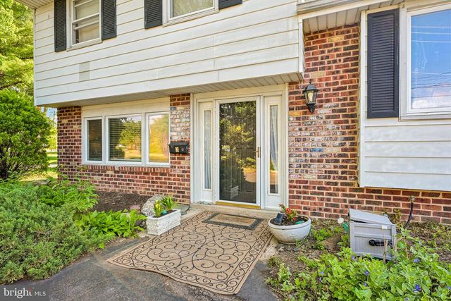 2 FLAMINGO RD, Hatboro, PA 19040