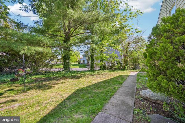 2 FLAMINGO RD, Hatboro, PA 19040