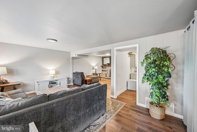 2 FLAMINGO RD, Hatboro, PA 19040