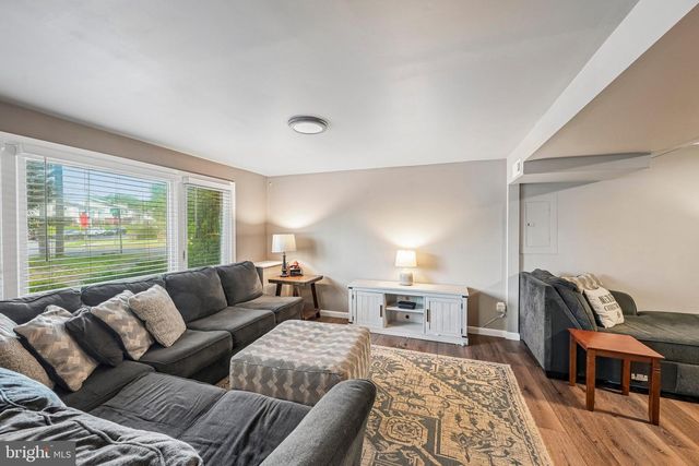 2 FLAMINGO RD, Hatboro, PA 19040
