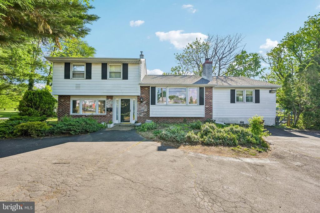 2 FLAMINGO RD, Hatboro, PA 19040