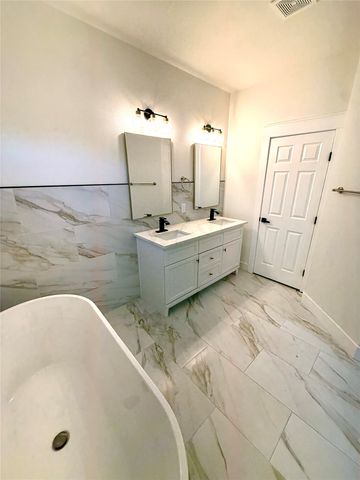 1720 Lloyd Avenue, Fort Worth, TX 76105