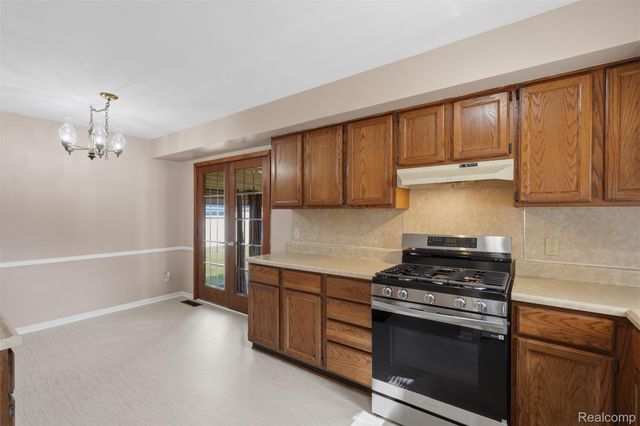 32600 W Chicago Street, Livonia, MI 48150