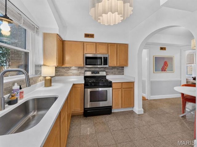 7559 Byron Place 1E, Clayton, MO 63105