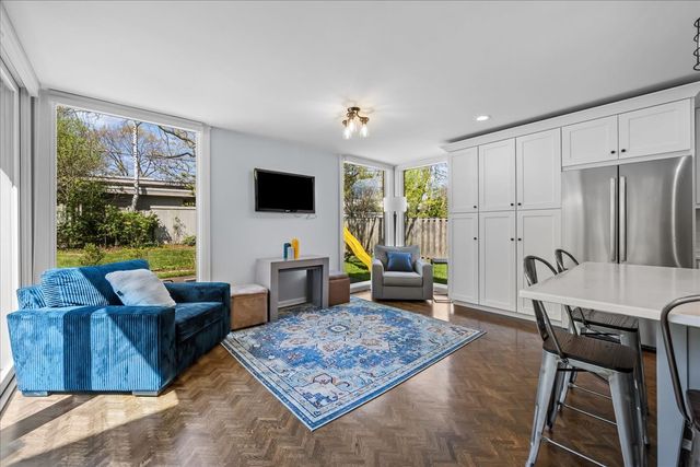 943 Marvell Lane, Highland Park, IL 60035