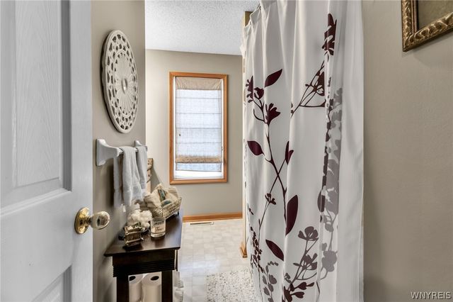 30 Willow Ridge Lane, Lancaster, NY 14086