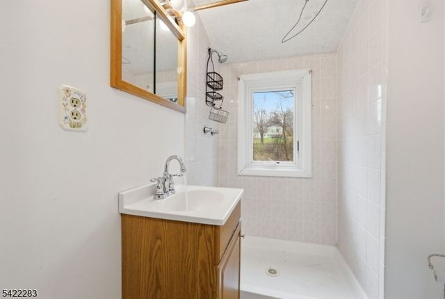 52 Red Twig Trl, Bloomingdale Boro, NJ 07403