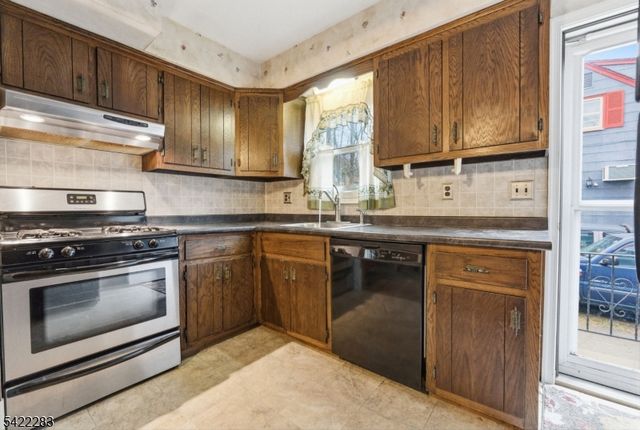 52 Red Twig Trl, Bloomingdale Boro, NJ 07403