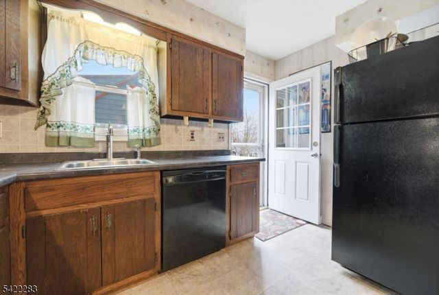 52 Red Twig Trl, Bloomingdale Boro, NJ 07403