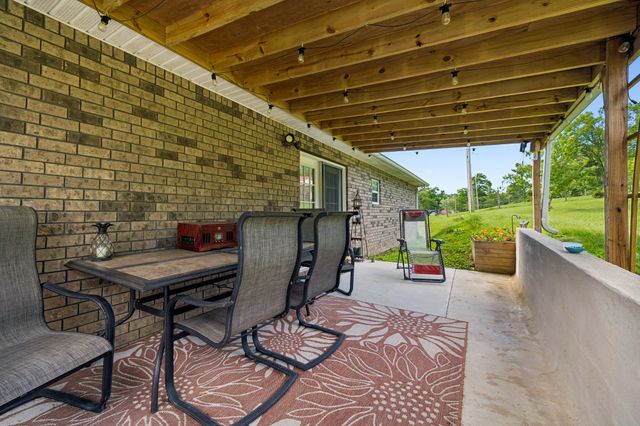 698 Tooley Branch Rd, Westmoreland, TN 37186