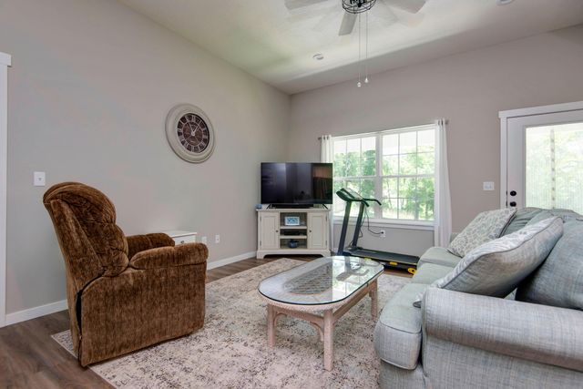 1502 W Parkview Avenue, Ozark, MO 65721