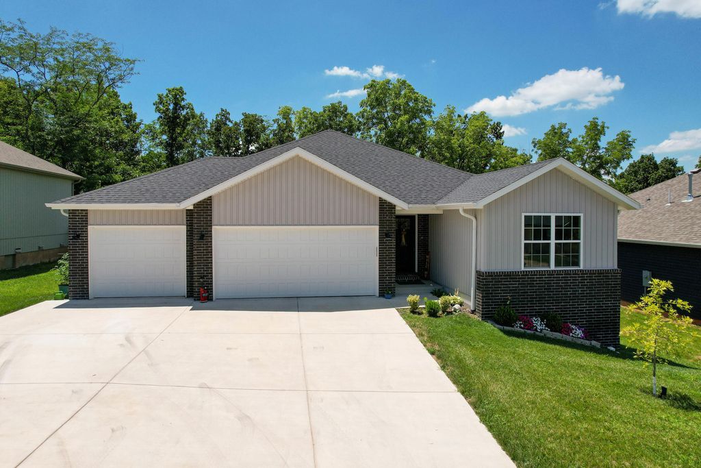 1502 W Parkview Avenue, Ozark, MO 65721