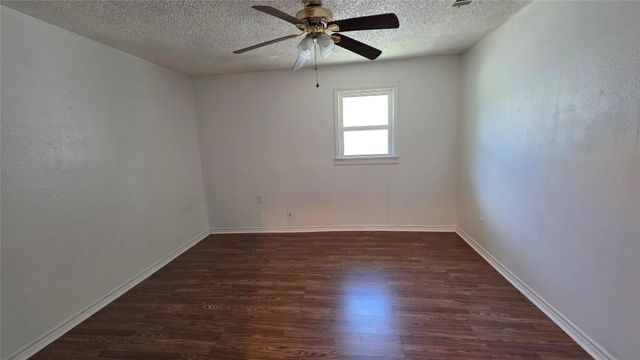 524 W Broadus Avenue, Fort Worth, TX 76115