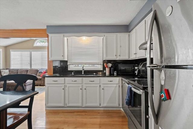 11 Dunkirk Ave, Worcester, MA 01604