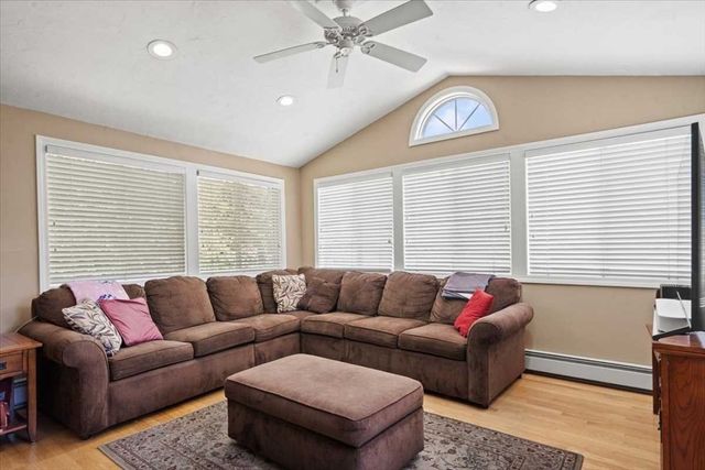 11 Dunkirk Ave, Worcester, MA 01604