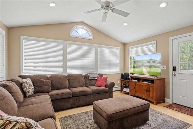 11 Dunkirk Ave, Worcester, MA 01604
