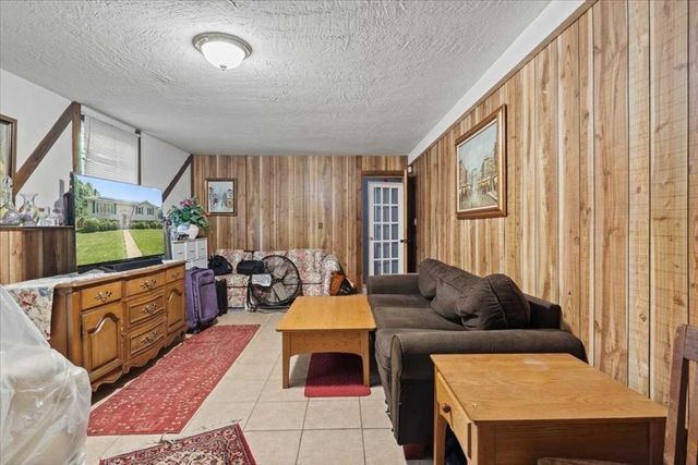 11 Dunkirk Ave, Worcester, MA 01604