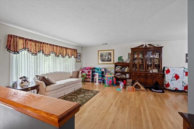 11 Dunkirk Ave, Worcester, MA 01604