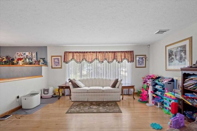 11 Dunkirk Ave, Worcester, MA 01604