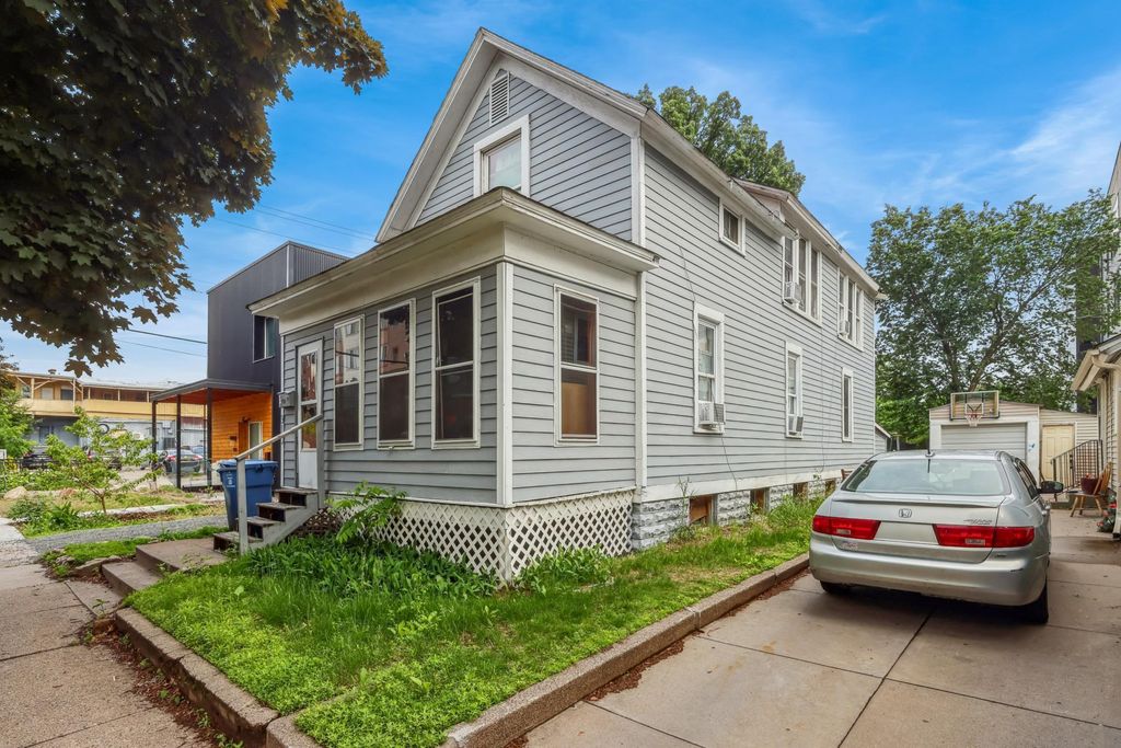 910 19th Avenue NE, Minneapolis, MN 55418