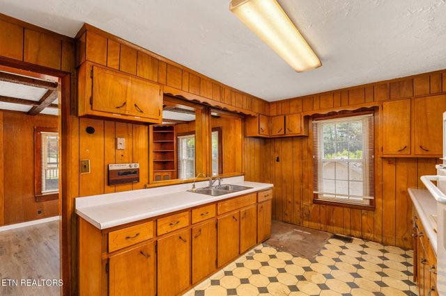 303 E Louise Ave, Morristown, TN 37813