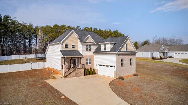 7507 Bentridge Forest Drive, Kernersville, NC 27284
