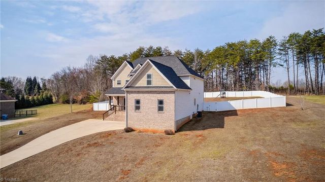 7507 Bentridge Forest Drive, Kernersville, NC 27284