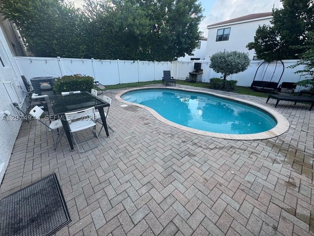 19301 NE 8th Ct, Miami, FL 33179