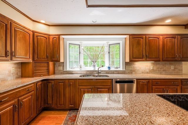 7 Village Green Ln, Holden, MA 01520