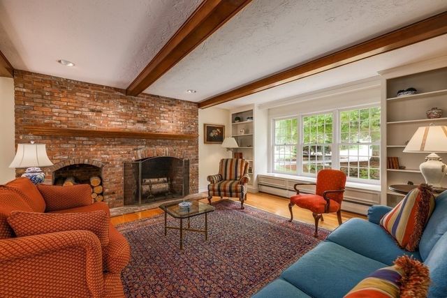 7 Village Green Ln, Holden, MA 01520