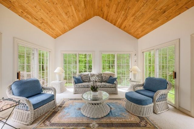 7 Village Green Ln, Holden, MA 01520
