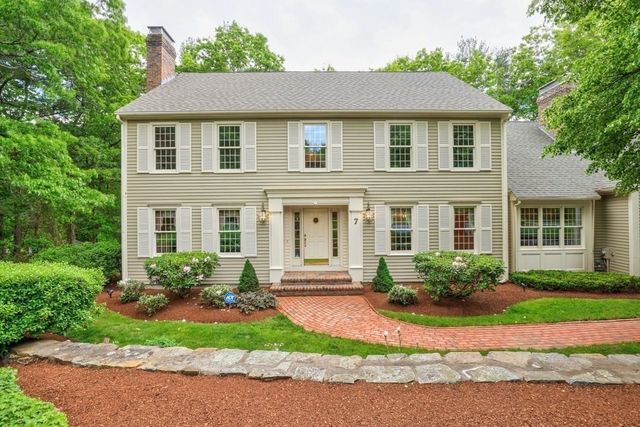 7 Village Green Ln, Holden, MA 01520
