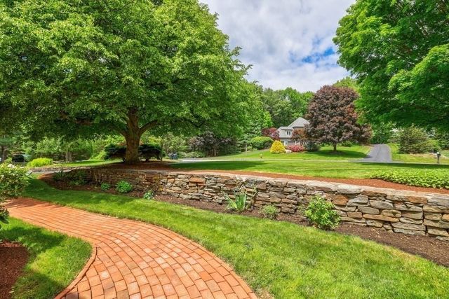 7 Village Green Ln, Holden, MA 01520