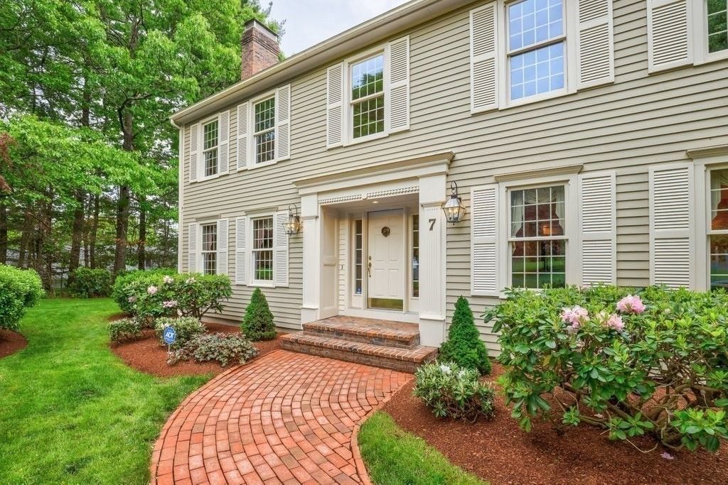 7 Village Green Ln, Holden, MA 01520