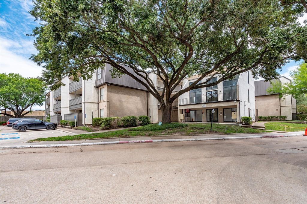 3005 Walnut Bend Lane 12, Houston, TX 77042