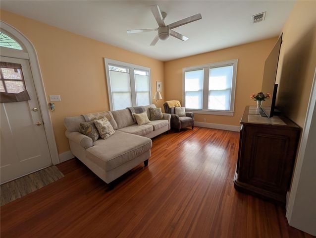 4823 Fannin Drive, Galveston, TX 77551