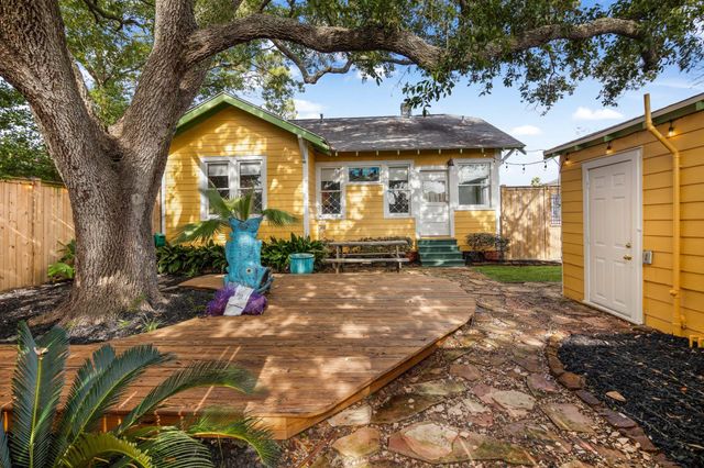 4823 Fannin Drive, Galveston, TX 77551