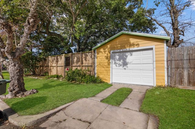 4823 Fannin Drive, Galveston, TX 77551