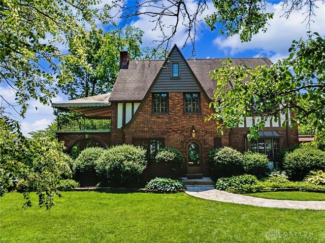 24 Monteray Road, Oakwood, OH 45419