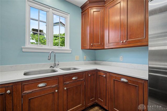 24 Monteray Road, Oakwood, OH 45419
