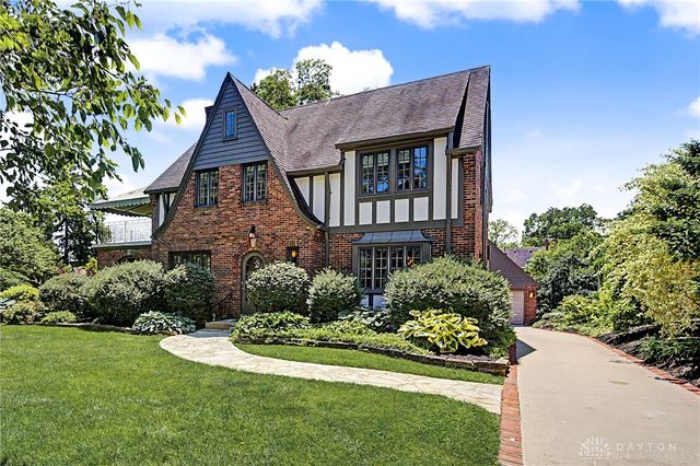 24 Monteray Road, Oakwood, OH 45419