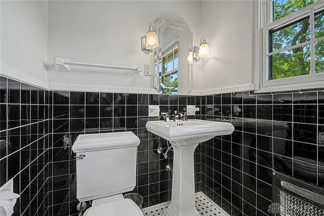24 Monteray Road, Oakwood, OH 45419