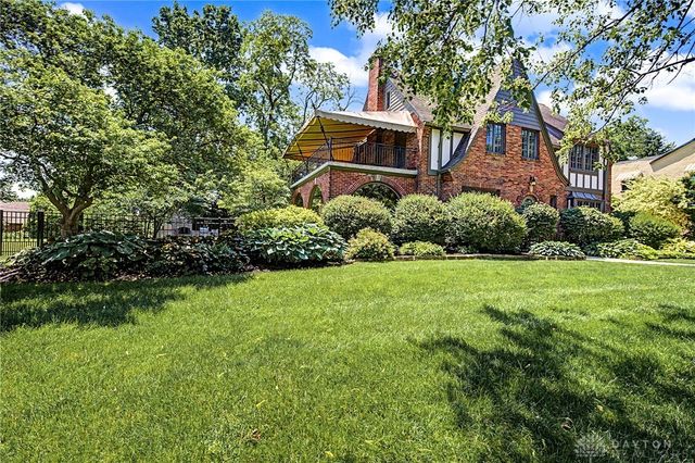 24 Monteray Road, Oakwood, OH 45419