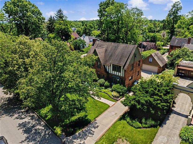 24 Monteray Road, Oakwood, OH 45419
