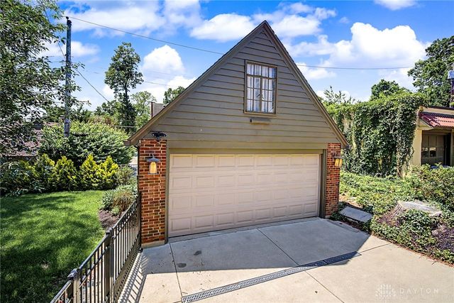24 Monteray Road, Oakwood, OH 45419