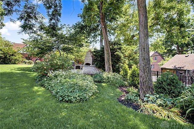 24 Monteray Road, Oakwood, OH 45419