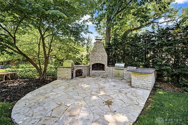 24 Monteray Road, Oakwood, OH 45419